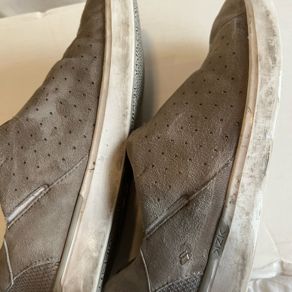 Kiziks- slip on sneaker. No hands, easy on, size 8, gray suede
